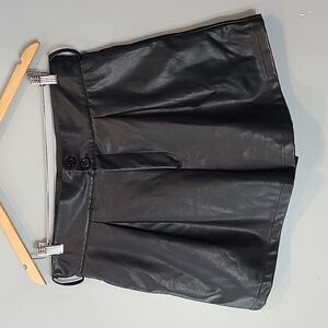 THML‎ Black Faux Leather Shorts Size Large Pleated Luxury Edgy New Goth